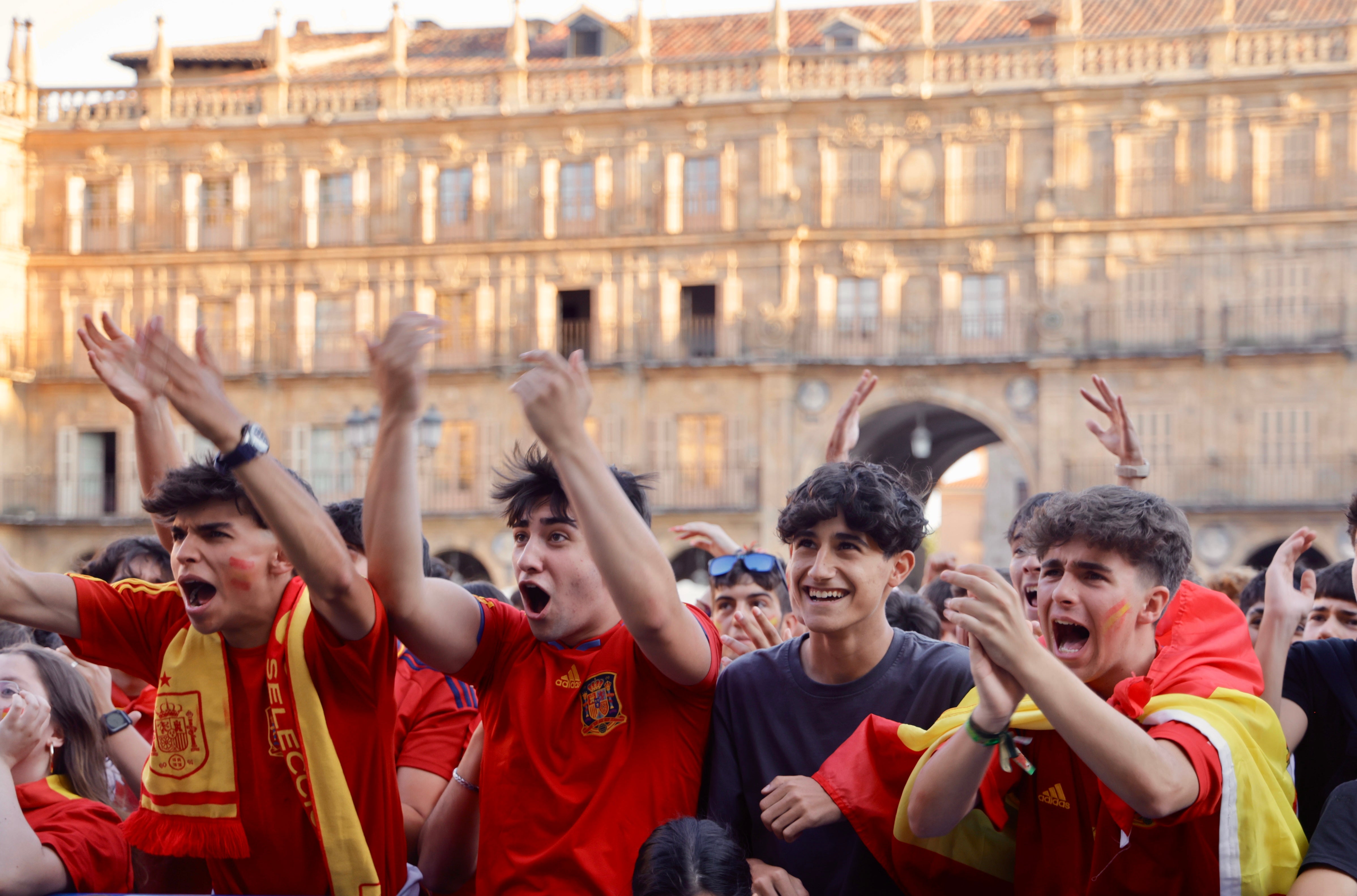 Aficionados en la Plaza Mayor de Salamanca