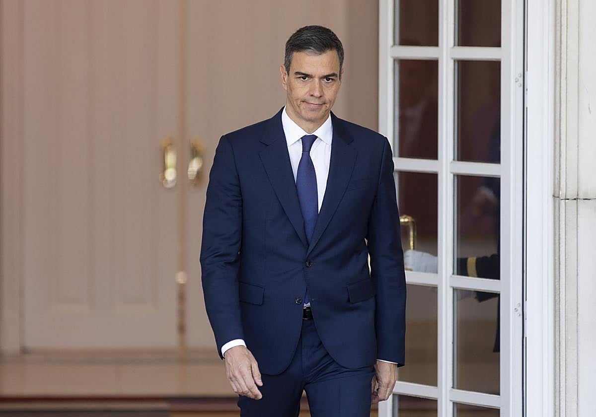 Pedro Sánchez, presidente del Gobierno, en la puerta de Moncloa