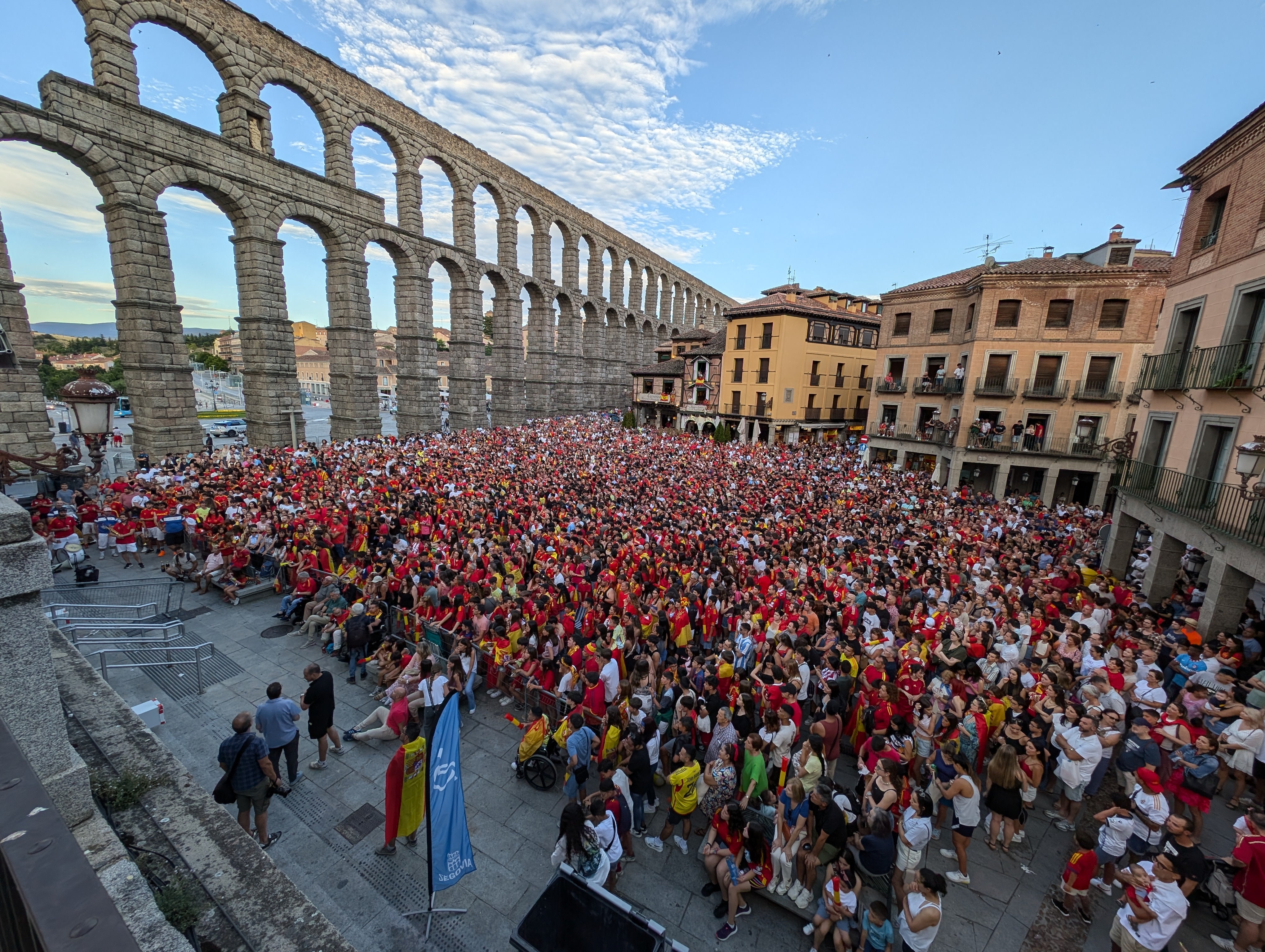 Decenas de aficionados siguen el partido en una pantalla gigante al lado del Acueducto de Segovia