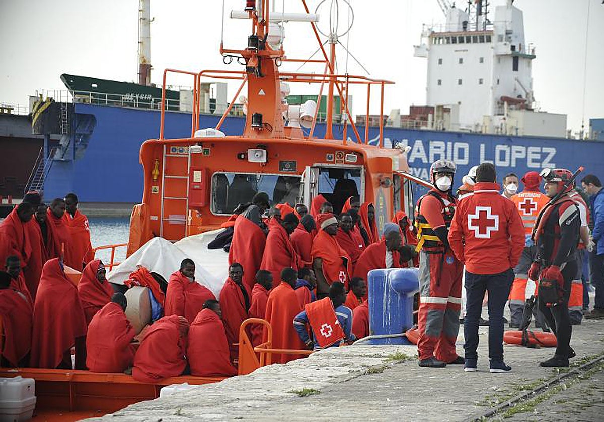 Llegada al puerto de inmigrantes ilegales
