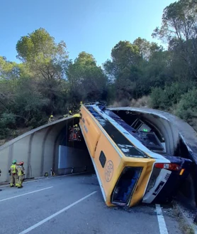 Imagen secundaria 2 - EL bus accidentado este martes, a la entrada de un túnel, en la provincia de Barcelona