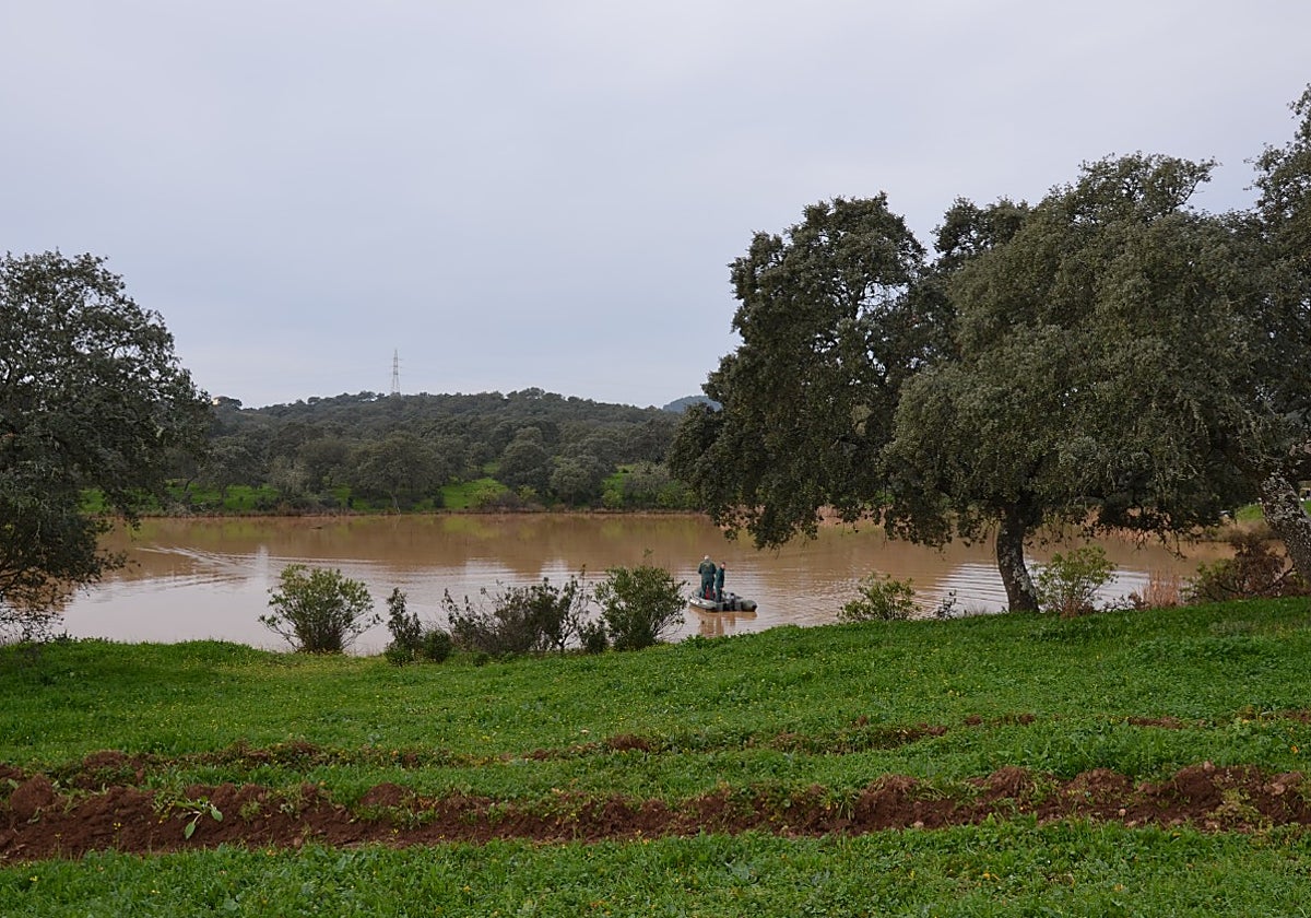 Dos agentes de la Guardia Civil supervisan el lago del campo de maniobras de Cerro Muriano