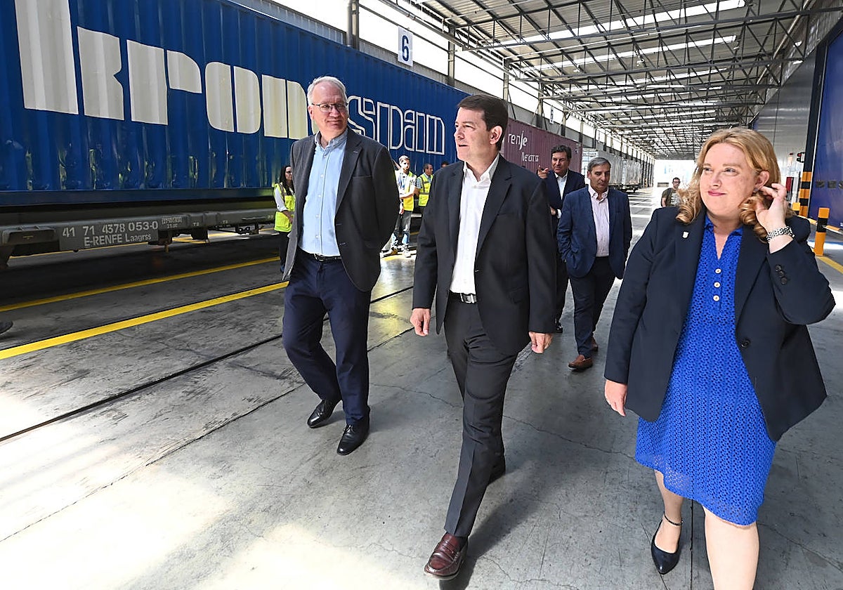 El presidente de la Junta de Castilla y León, Alfonso Fernández Mañueco, visita la empresa Kronospan de Burgos