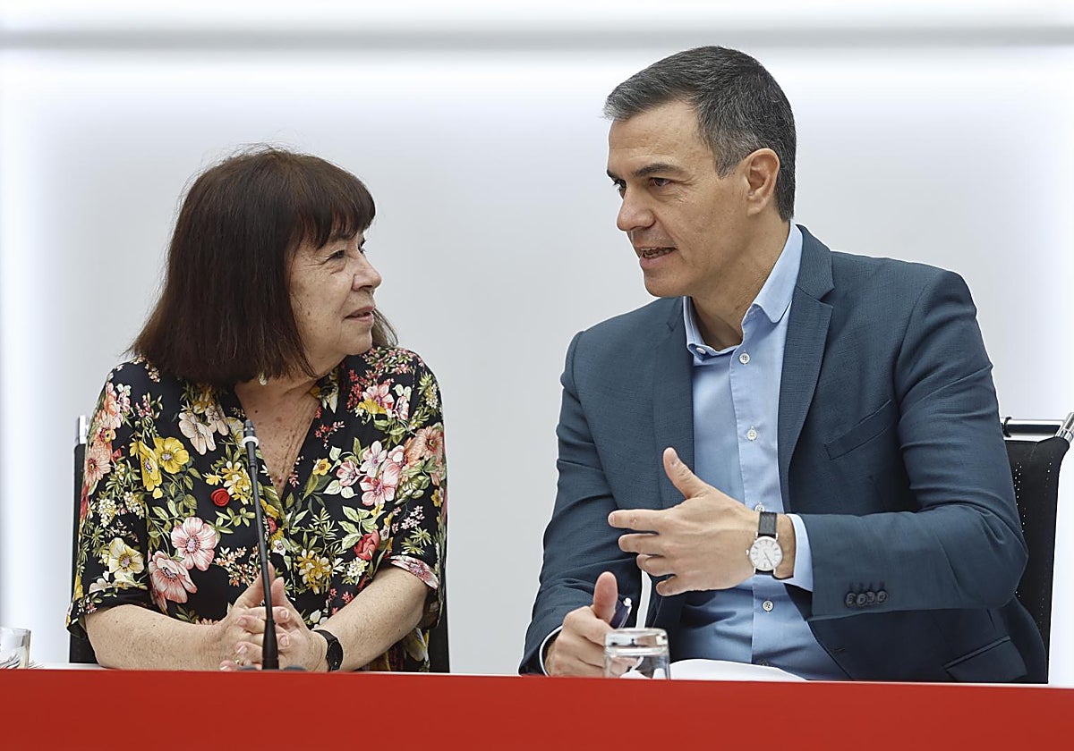 La presidenta del PSOE, Cristina Narbona, con Pedro Sánchez este lunes en la Ejecutiva del PSOE