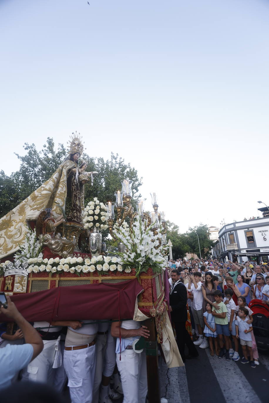 La elegante procesión del Carmen de Puerta Nueva en Córdoba, en imágenes
