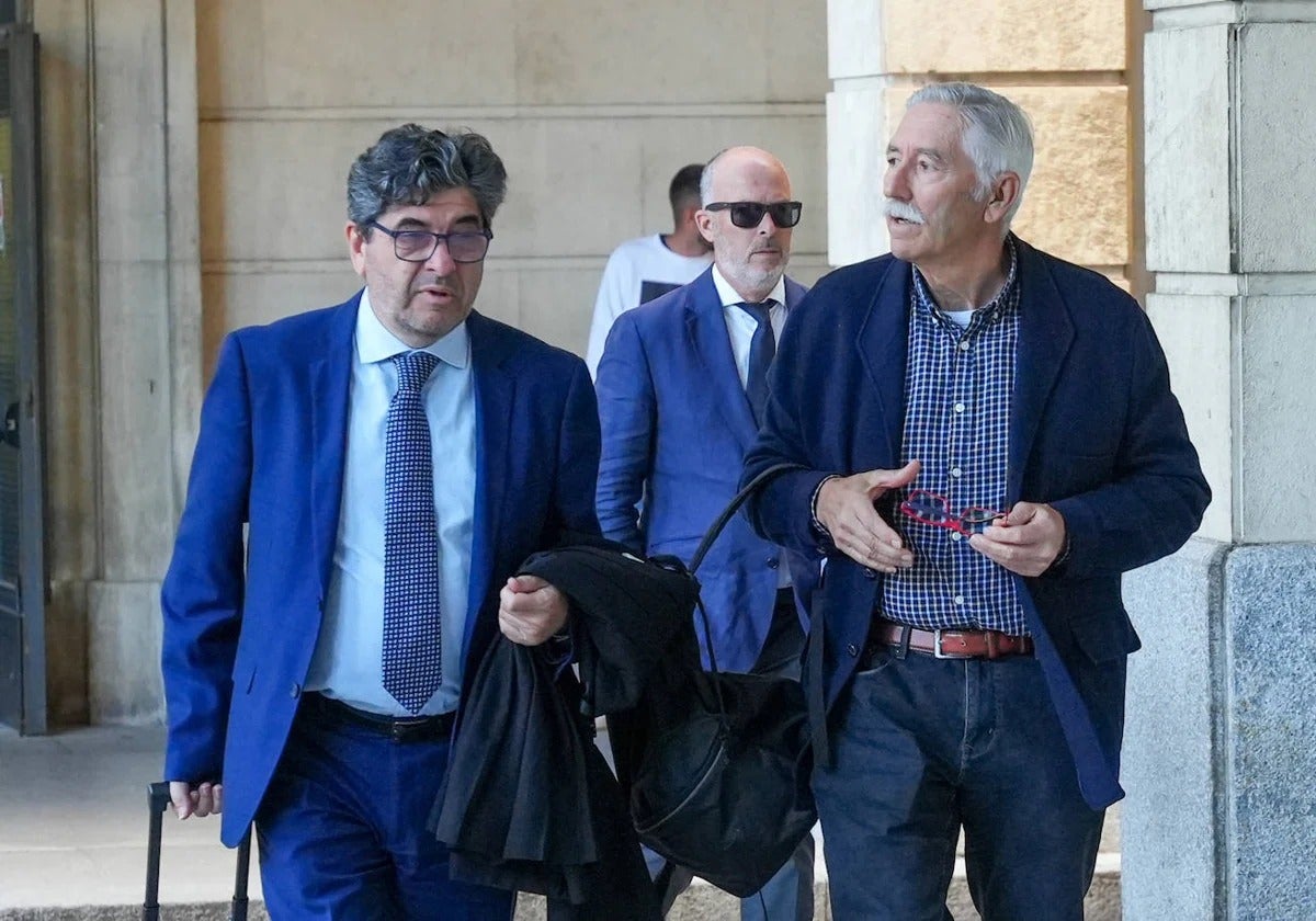 Emilio Amuedo, exalcalde de Los Palacios, a su llegada a los juzgados junto a su abogado