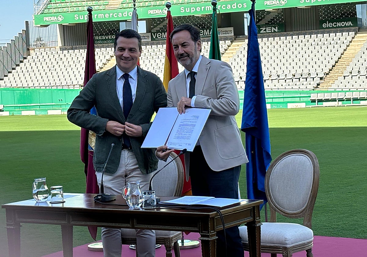 Monterubio sujeta el contrato de cesión junto al alcalde de Córdoba