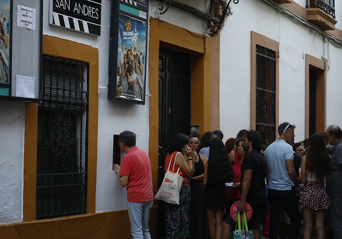 Cola en la taquilla del Coliseo de San Andrés este miércoles en su reapertura