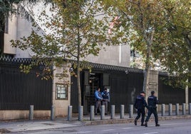 Un joven buscado por dos apuñalamientos arroja un objeto metálico a la embajada de EE.UU. en Madrid