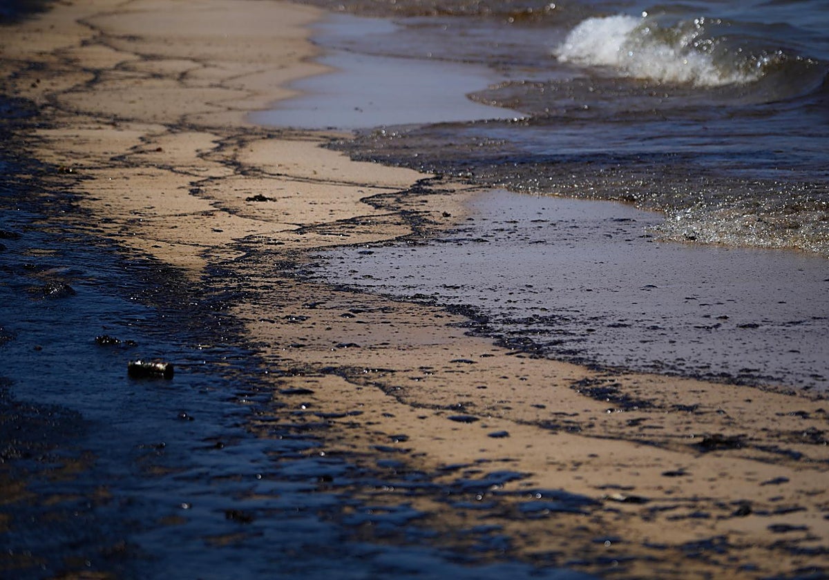 Un vertido contaminante alcanza las playas de El Saler (Valencia)
