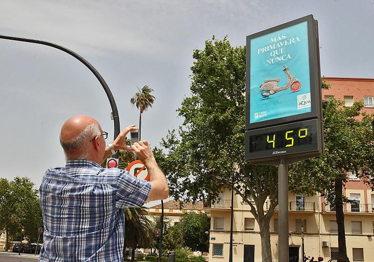 Imagen de un vecino de Valencia en un día de verano con 45 grados de temperatura