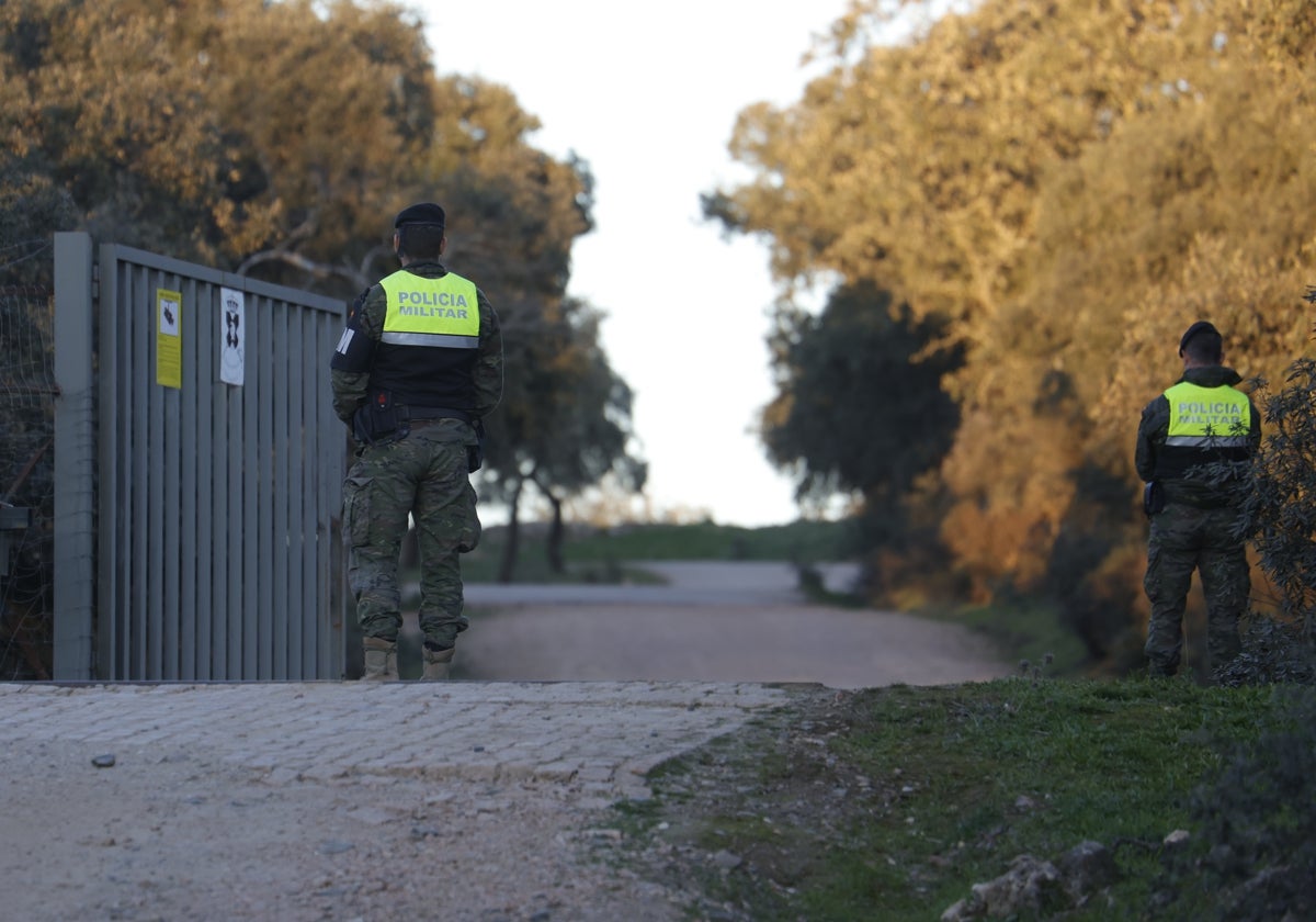 Dos militares vigilan el acceso al campo de maniobras de Cerro Muriano