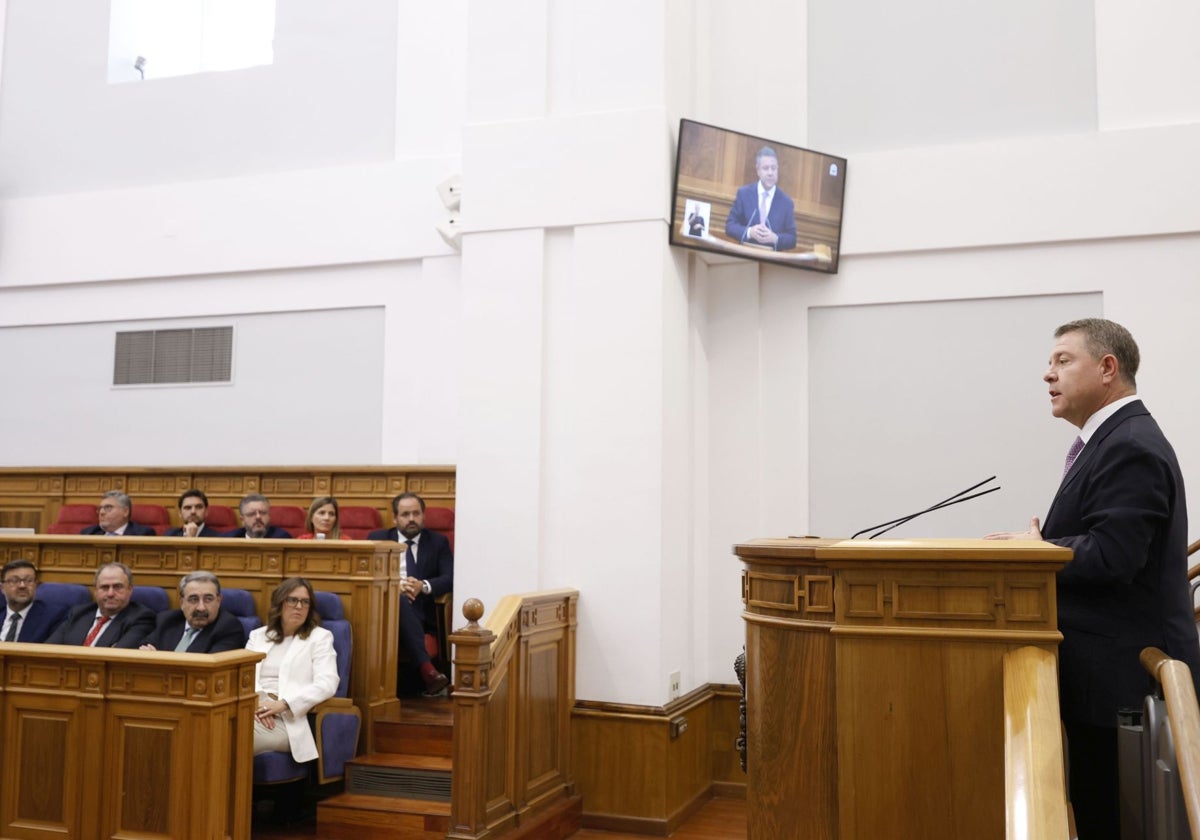 Intervención de García-Page en las Cortes con Paco Núñez en el escaño