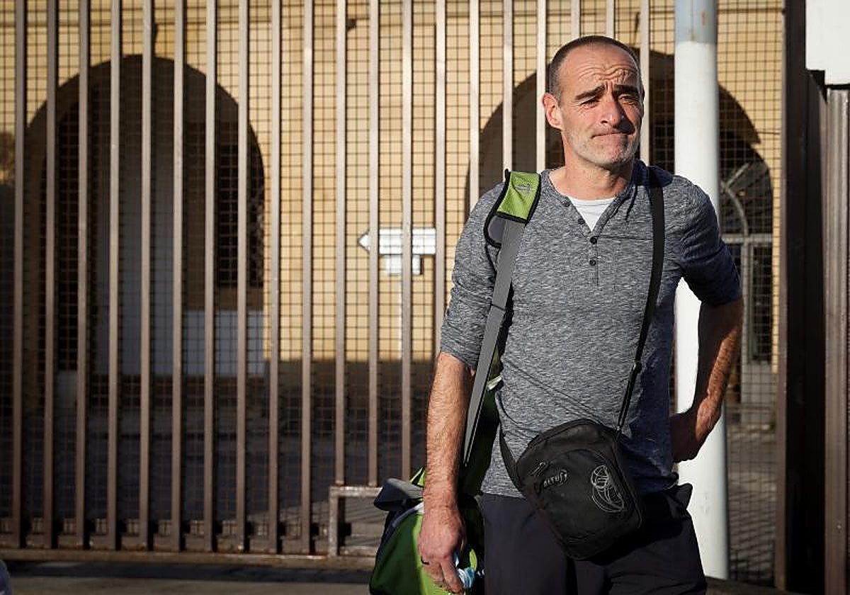 El preso de ETA Xabier Atristain abandonando la cárcel de Martunete en 2022