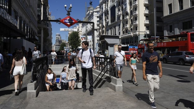 Imagen después - Terrazas en septiembre de 1963 y Gran Vía en la actualidad