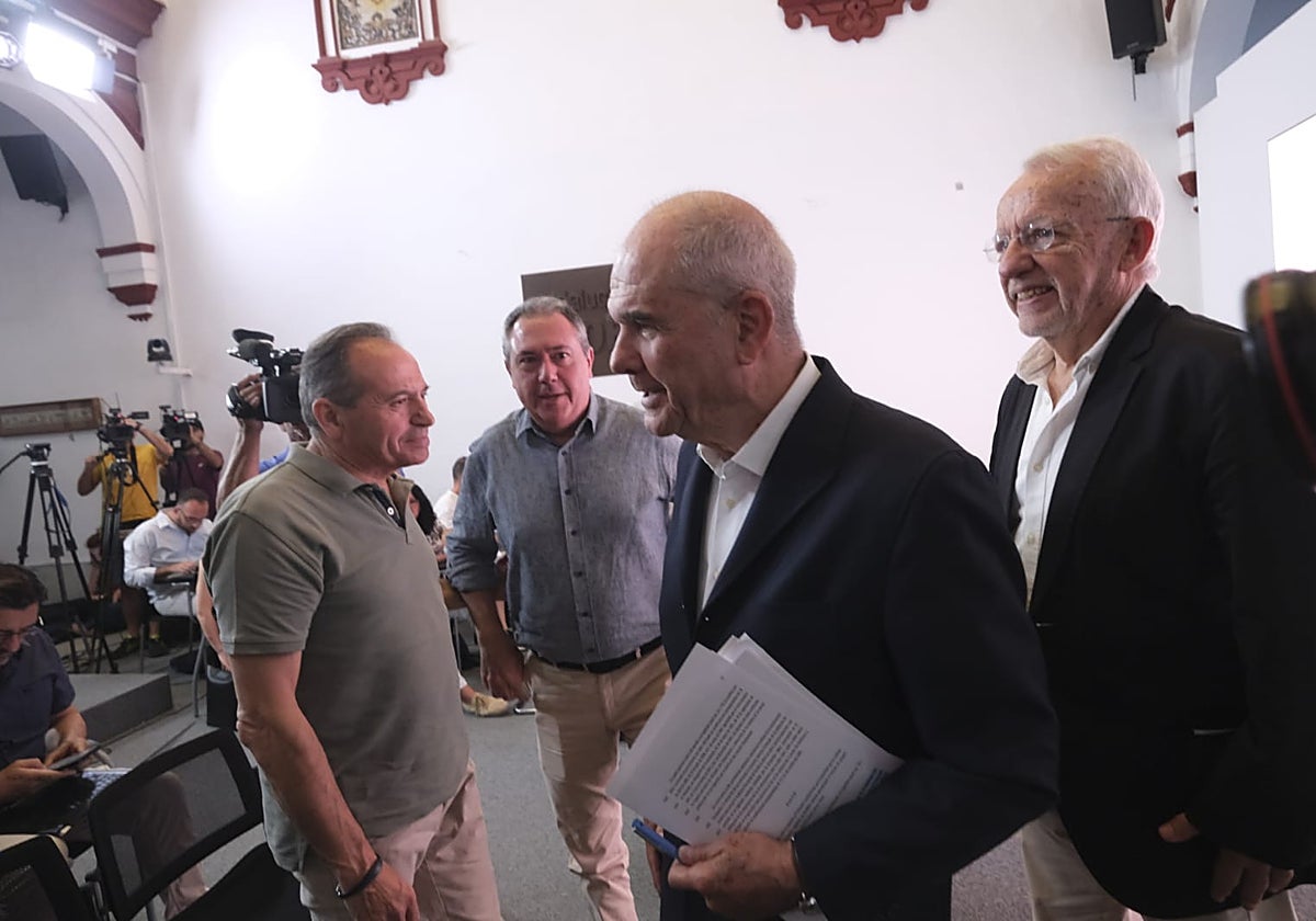 Manuel Chaves, este jueves en la sede del PSOE andaluz en presencia de Juan Espadas