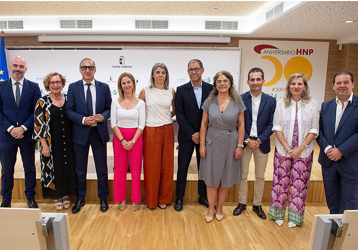 Alcobendas y otras autoridades durante su presentación como nueva directora gerente del hospital