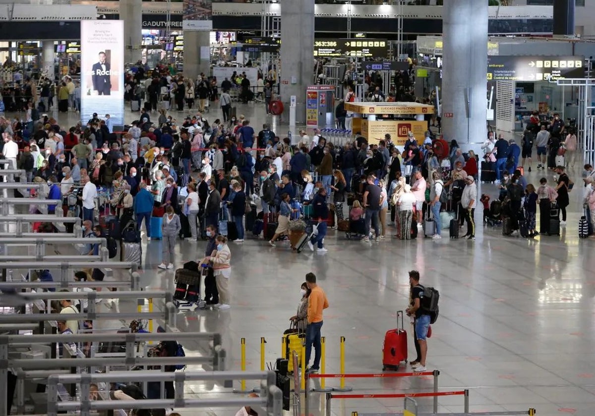 Viajeros en las colas de facturación del aeropuerto de Málaga