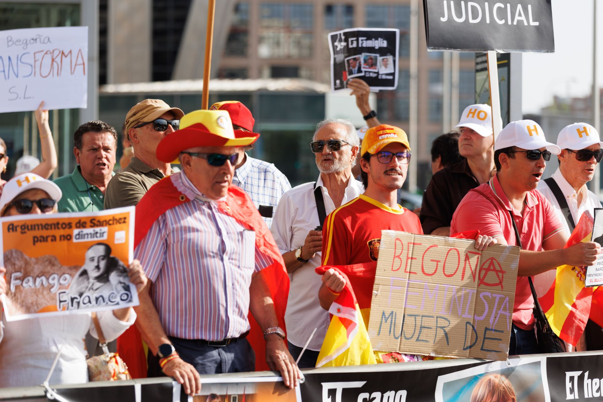 Dentro del grupo de protestantes, se han escuchado cánticos como «Begoña devuelve la pasta» o «Juez Peinado estamos a tu lado».