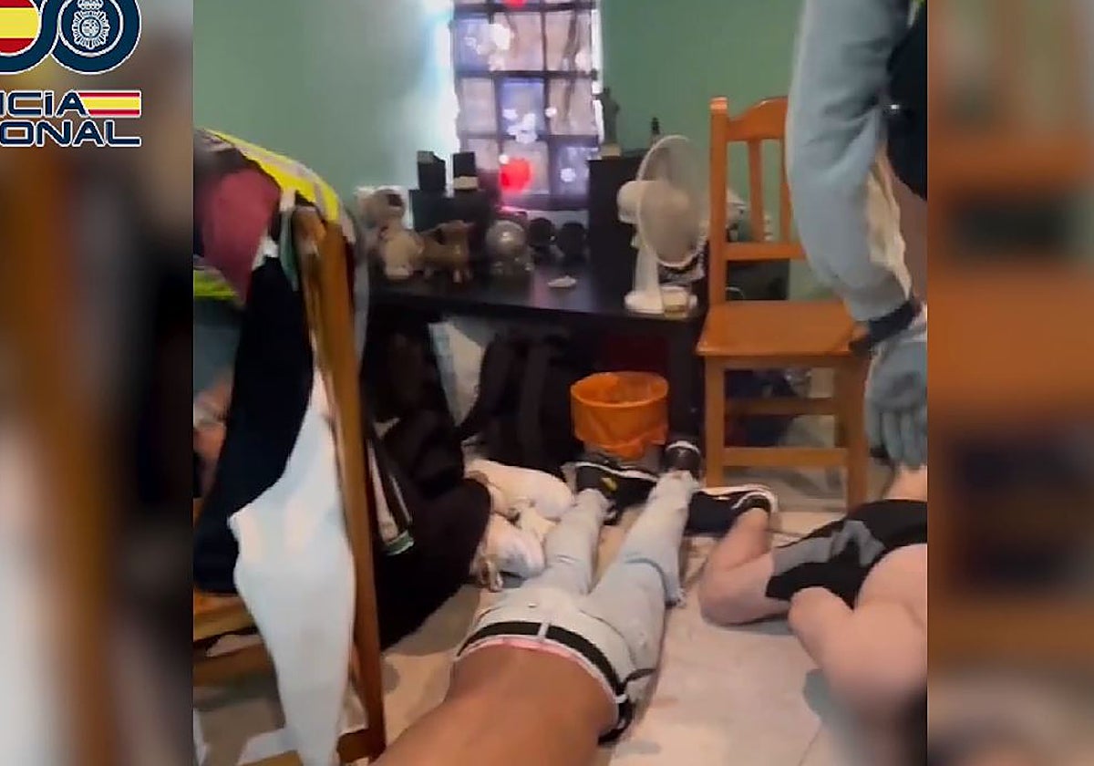 Los agentes detienen a los miembros de un grupo criminal