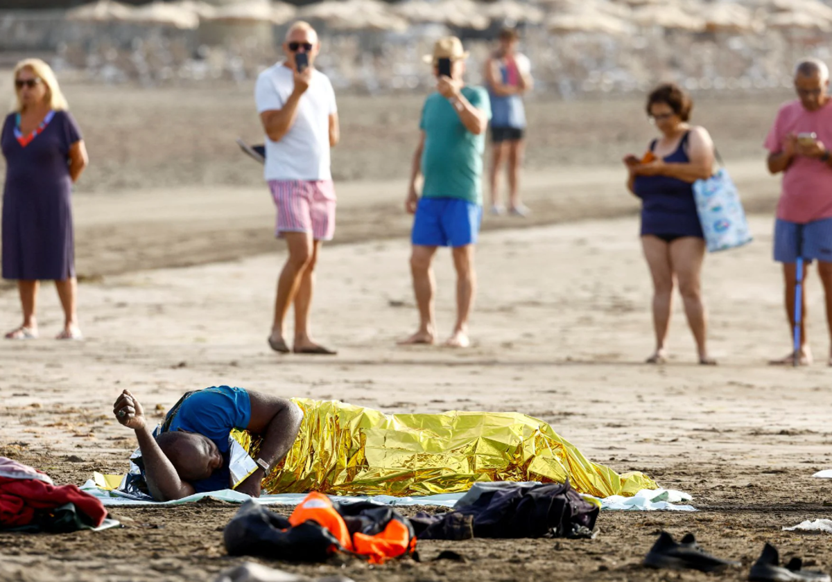 Dramática llegada de un cayuco a la playa de Las Burras (Gran Canaria) ante  la mirada de bañistas