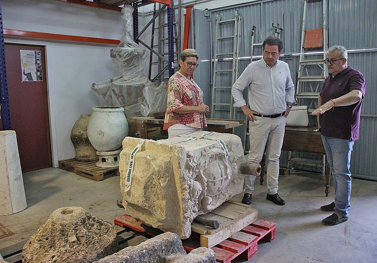 el alcalde de Lucena Aurelio Fernández observa la pieza histórica recuperada