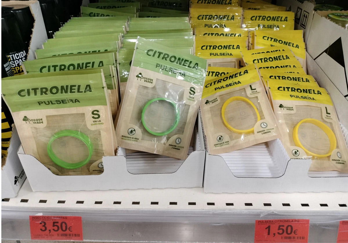 Imagen de las pulseras antimosquitos de citronela en uno de los lineales de Mercadona