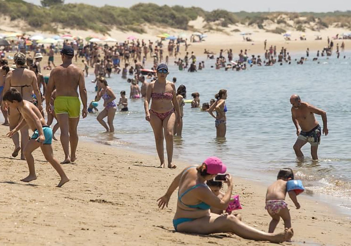 Ola de calor en la Playa de El Portil, Punta Umbría (Huelva)