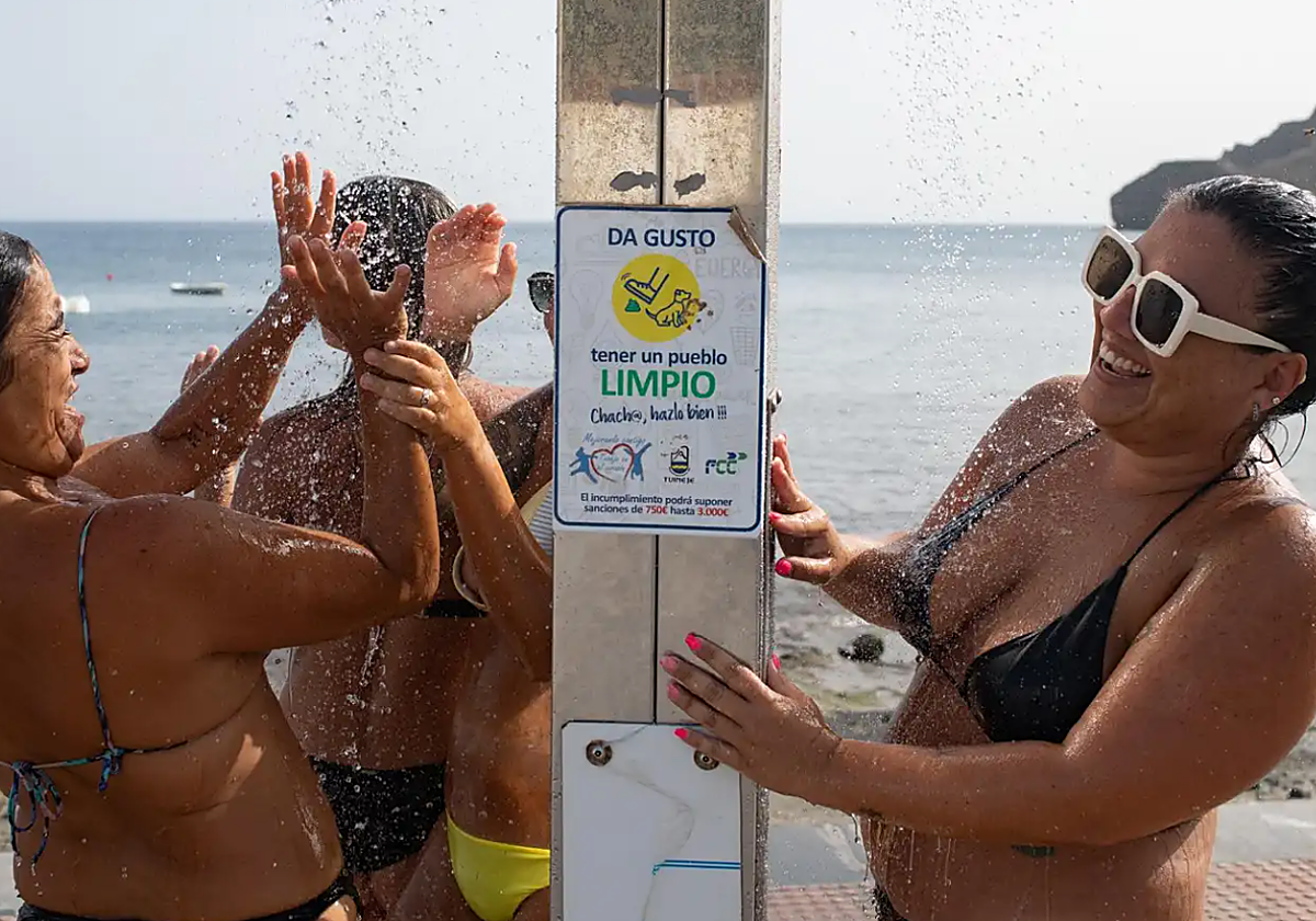 Bañistas huyen del calor en Las Playitas en el municipio de Tuineje, Fuerteventura |