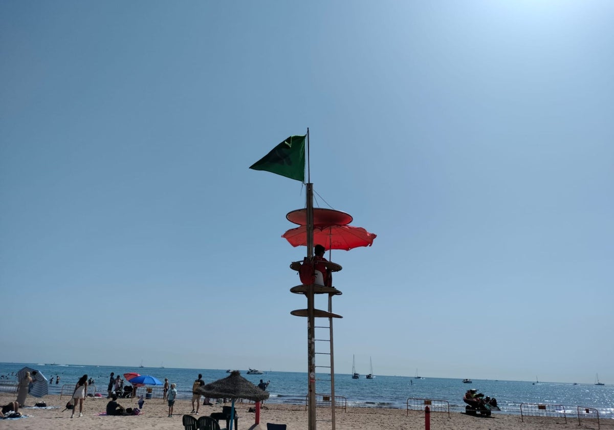 Imagen de la bandera verde, este sábado, en la playa del Cabanyal de Valencia