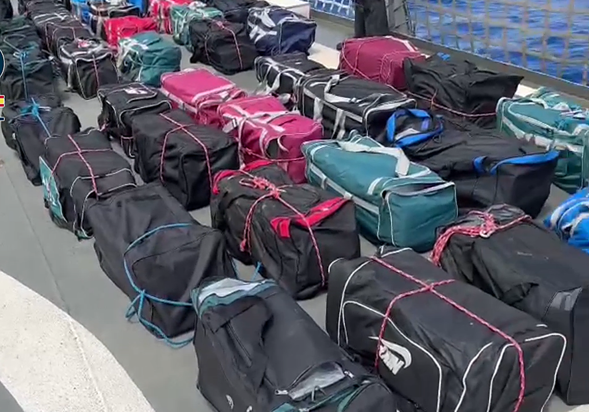 Imagen de parte del cargamento de cocaína intervenido en uno de estos veleros