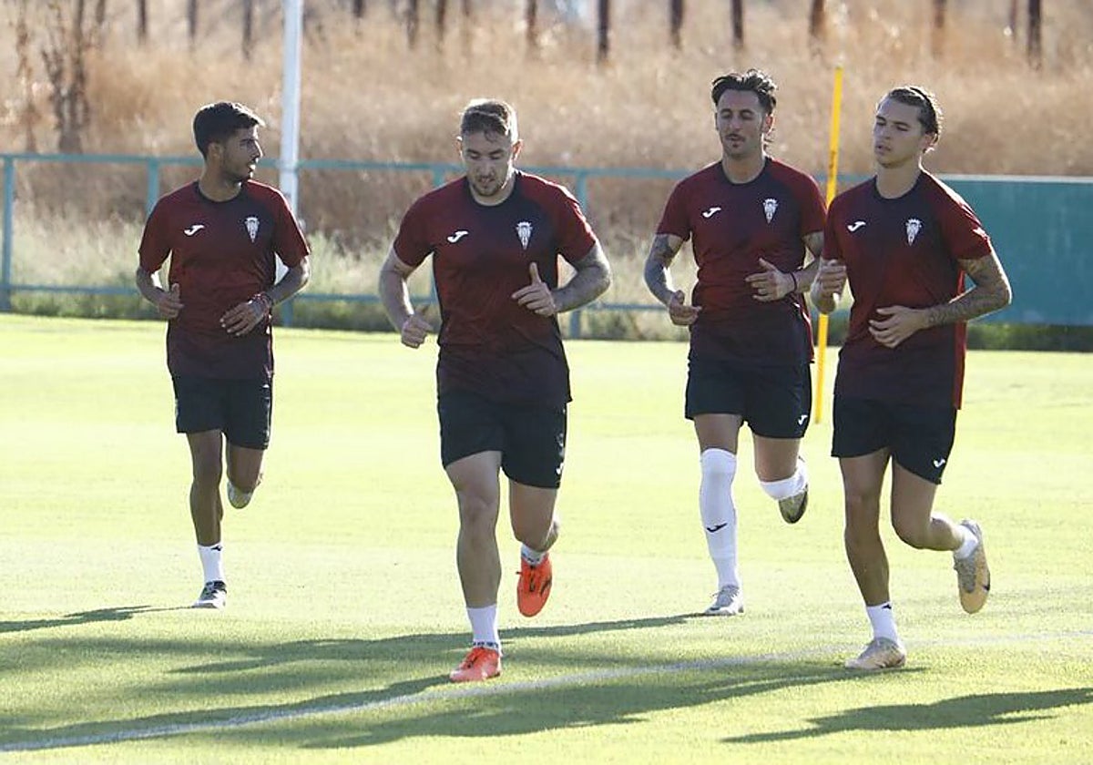 Los jugadores blanquiverdes se ejercitan en la Ciudad Deportiva del Córdoba