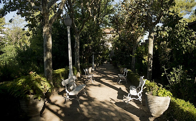 Imagen principal - El Club Stella se diseñó a imagen y semejanza del Club Náutico de San Sebastián, pero en plena capital: ocupaba 14.000 metros cuadrados de piscinas (con trampolín) y jardines, fotografiados por ABC en 2018. 