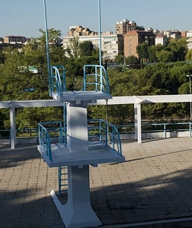 Imagen secundaria 2 - El Club Stella se diseñó a imagen y semejanza del Club Náutico de San Sebastián, pero en plena capital: ocupaba 14.000 metros cuadrados de piscinas (con trampolín) y jardines, fotografiados por ABC en 2018. 