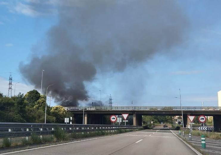 Un incendio deja a parte de Gijón sumida en un apagón