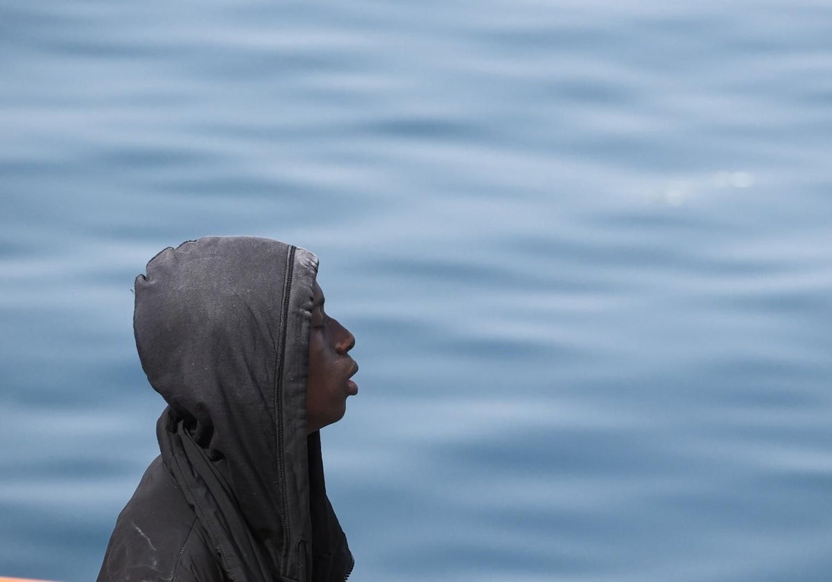 Un inmigrante irregular, agotado, nada más llegar al puerto de Arguineguín, en Gran Canaria