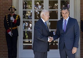 Joe Biden y Pedro Sánchez fotografiados recientemente en el palacio de La Moncloa