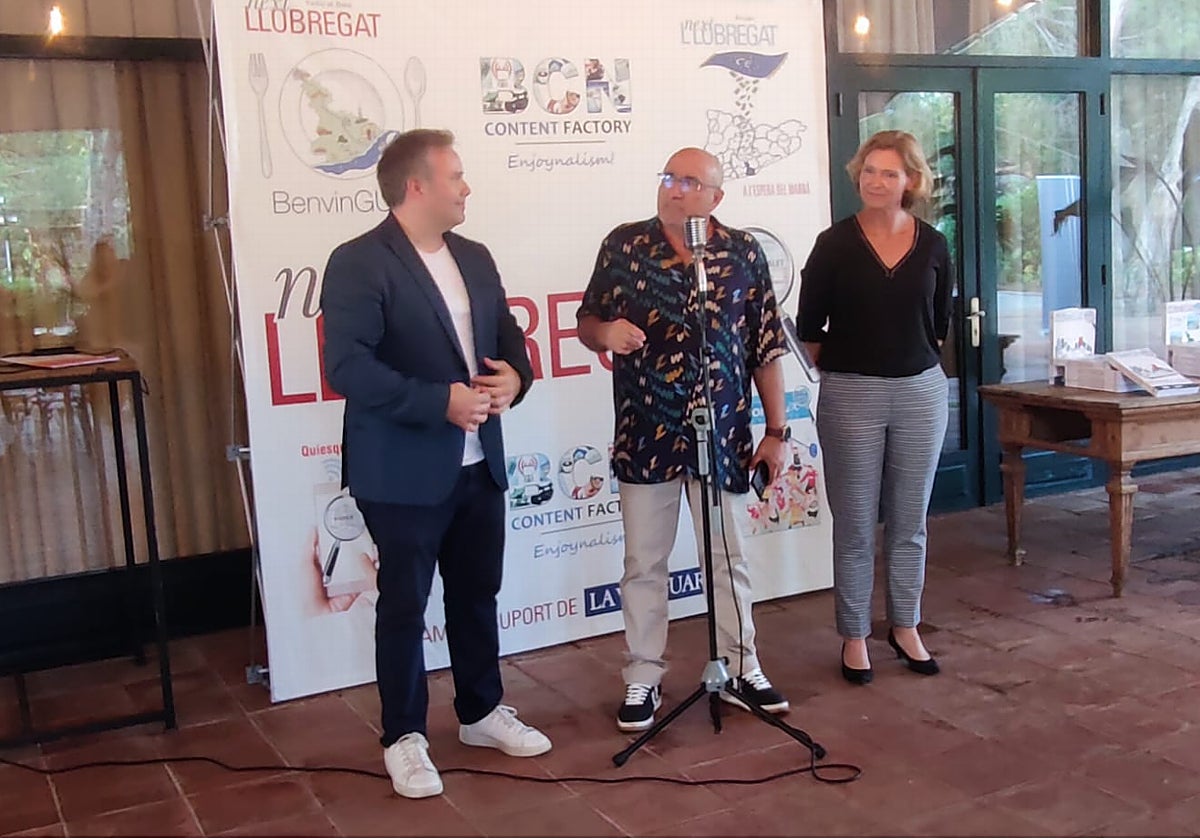 El editor, Joan Carles Valero, flanqueado por el consejero comarcal de Turismo del Baix Llboregat, Javier González, y la concejal de Empresa, Ocupación e Internacionalización del Ayuntamiento de Gavà, Catelijn Kerstens