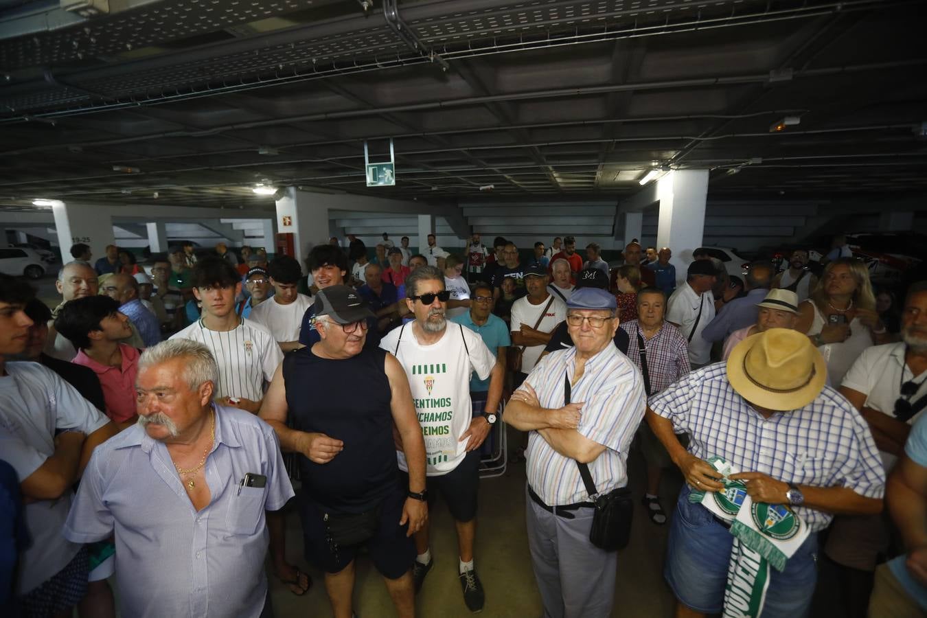 Las primeras y largas colas para renovar el abono del Córdoba CF, en imágenes