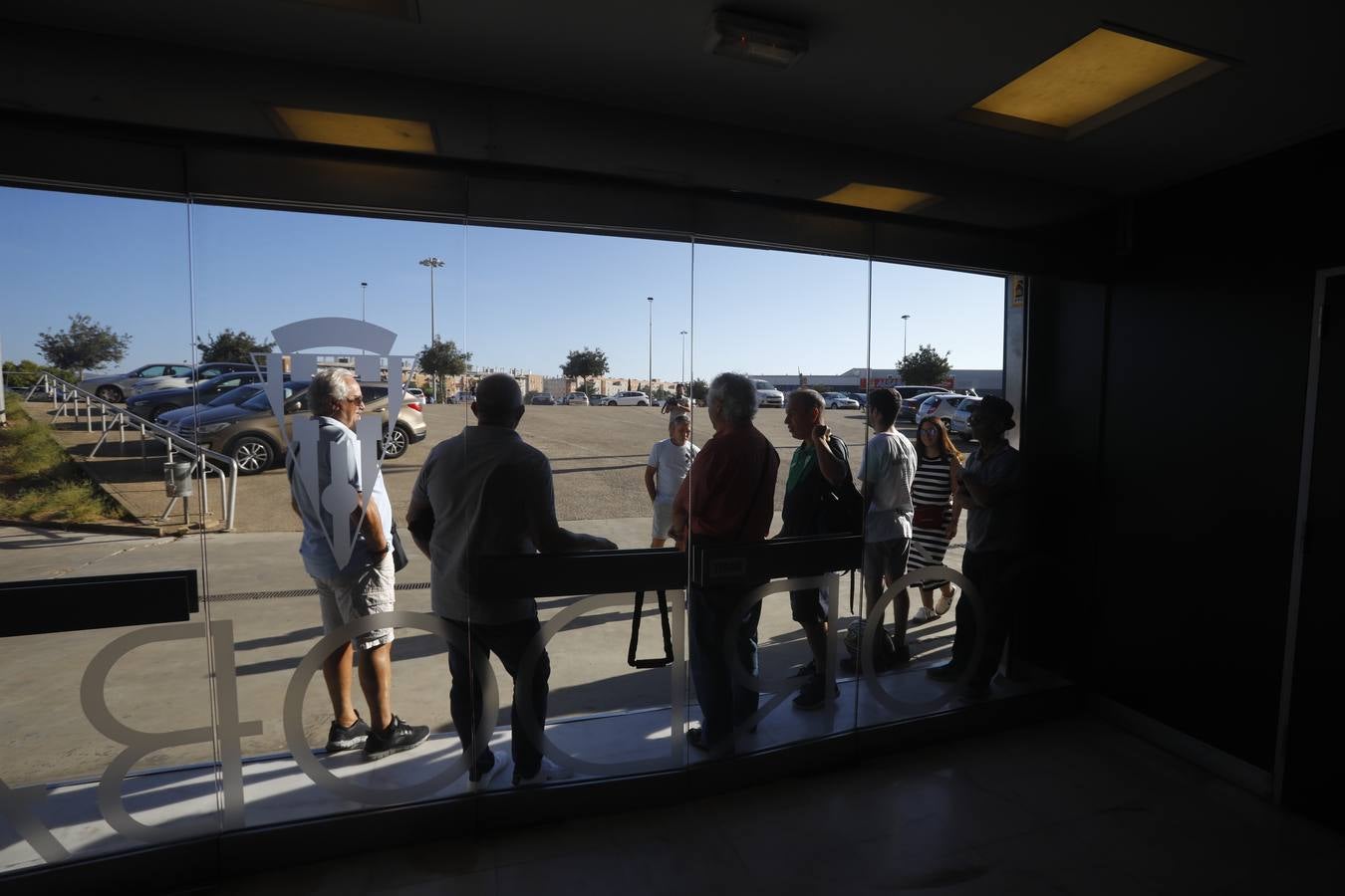 Las primeras y largas colas para renovar el abono del Córdoba CF, en imágenes