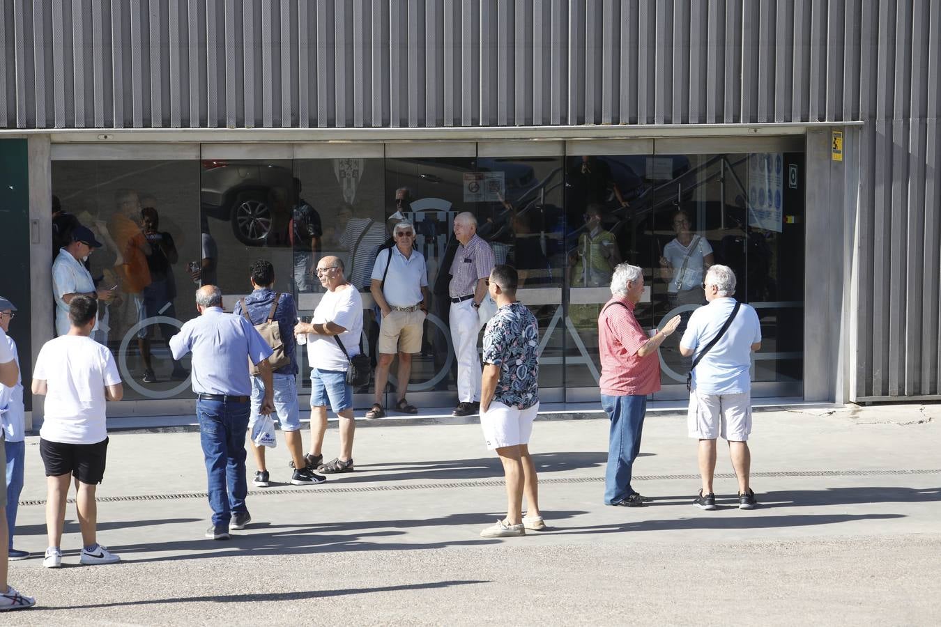 Las primeras y largas colas para renovar el abono del Córdoba CF, en imágenes