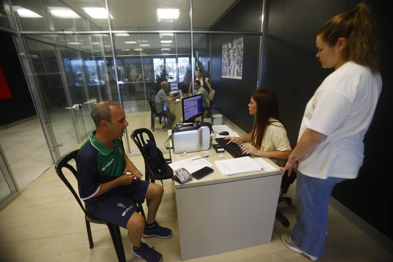 Las primeras y largas colas para renovar el abono del Córdoba CF, en imágenes