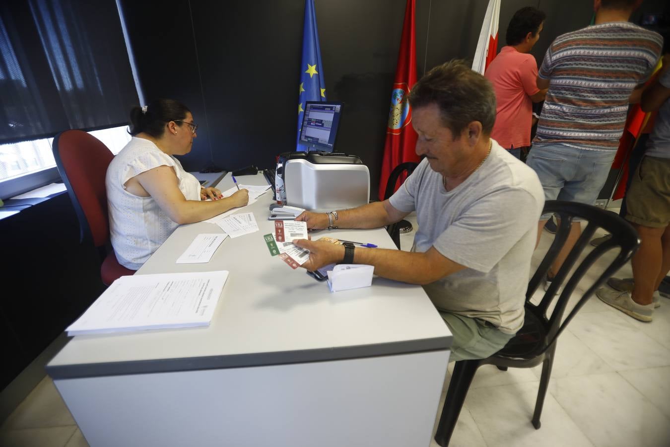 Las primeras y largas colas para renovar el abono del Córdoba CF, en imágenes