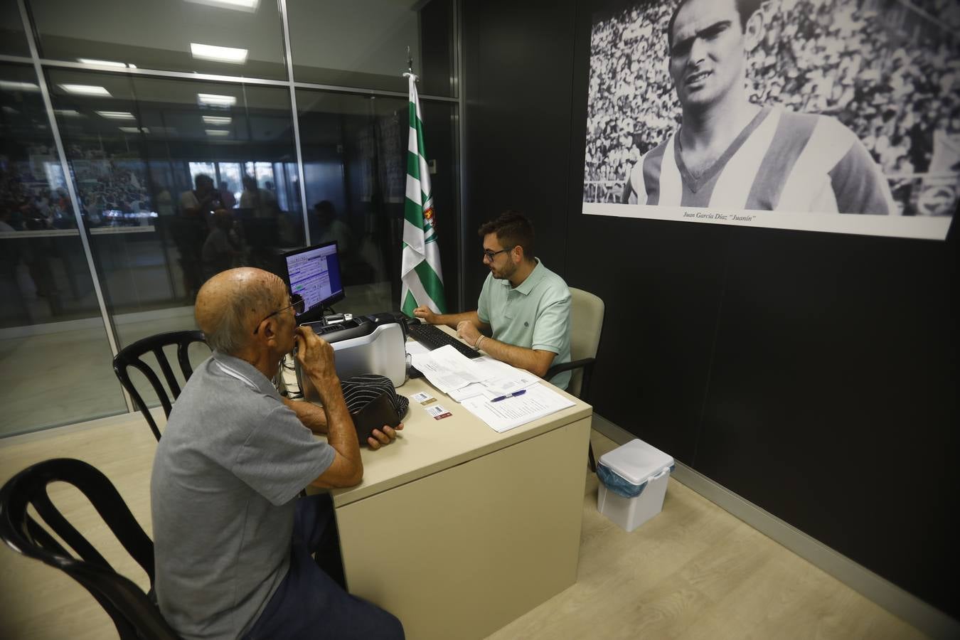 Las primeras y largas colas para renovar el abono del Córdoba CF, en imágenes