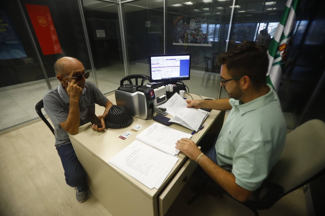 Las primeras y largas colas para renovar el abono del Córdoba CF, en imágenes