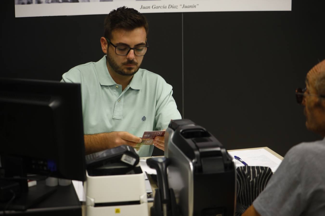 Las primeras y largas colas para renovar el abono del Córdoba CF, en imágenes