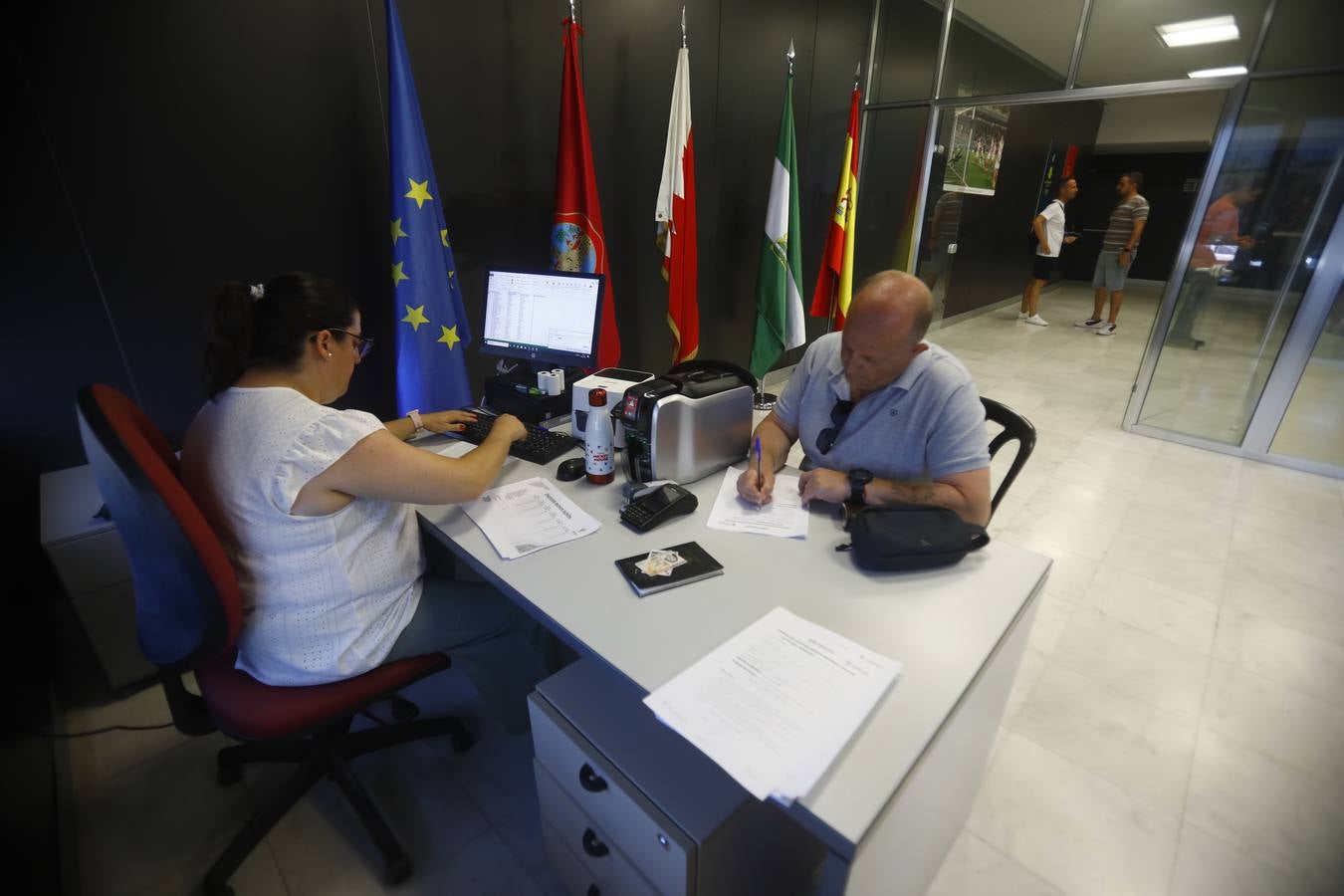 Las primeras y largas colas para renovar el abono del Córdoba CF, en imágenes