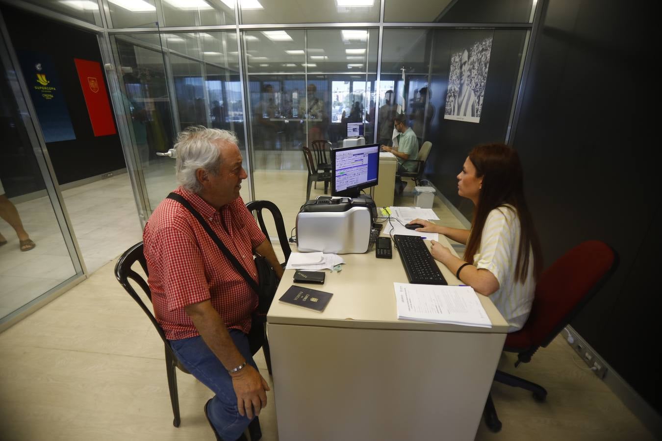 Las primeras y largas colas para renovar el abono del Córdoba CF, en imágenes