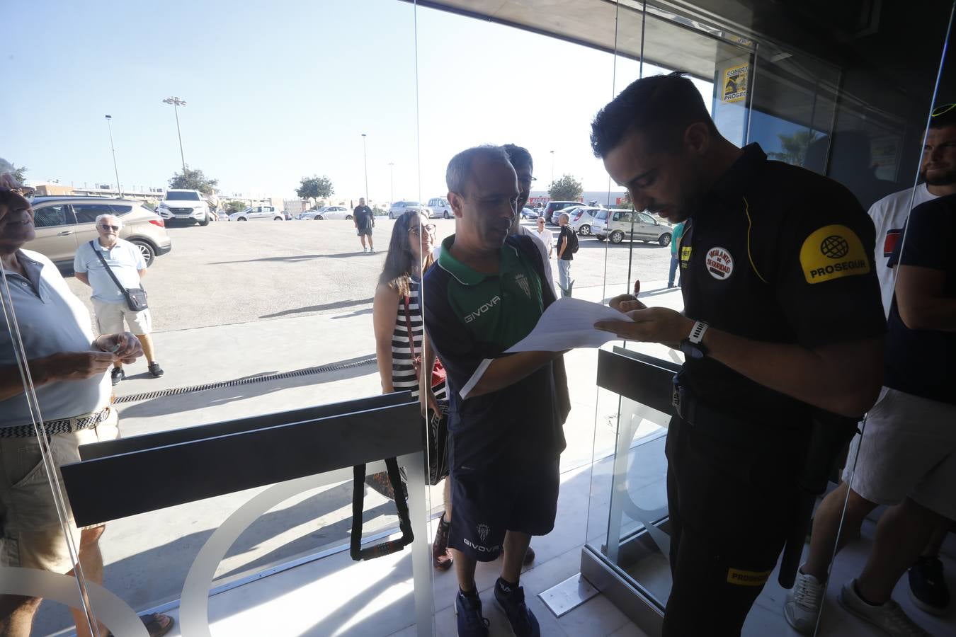 Las primeras y largas colas para renovar el abono del Córdoba CF, en imágenes