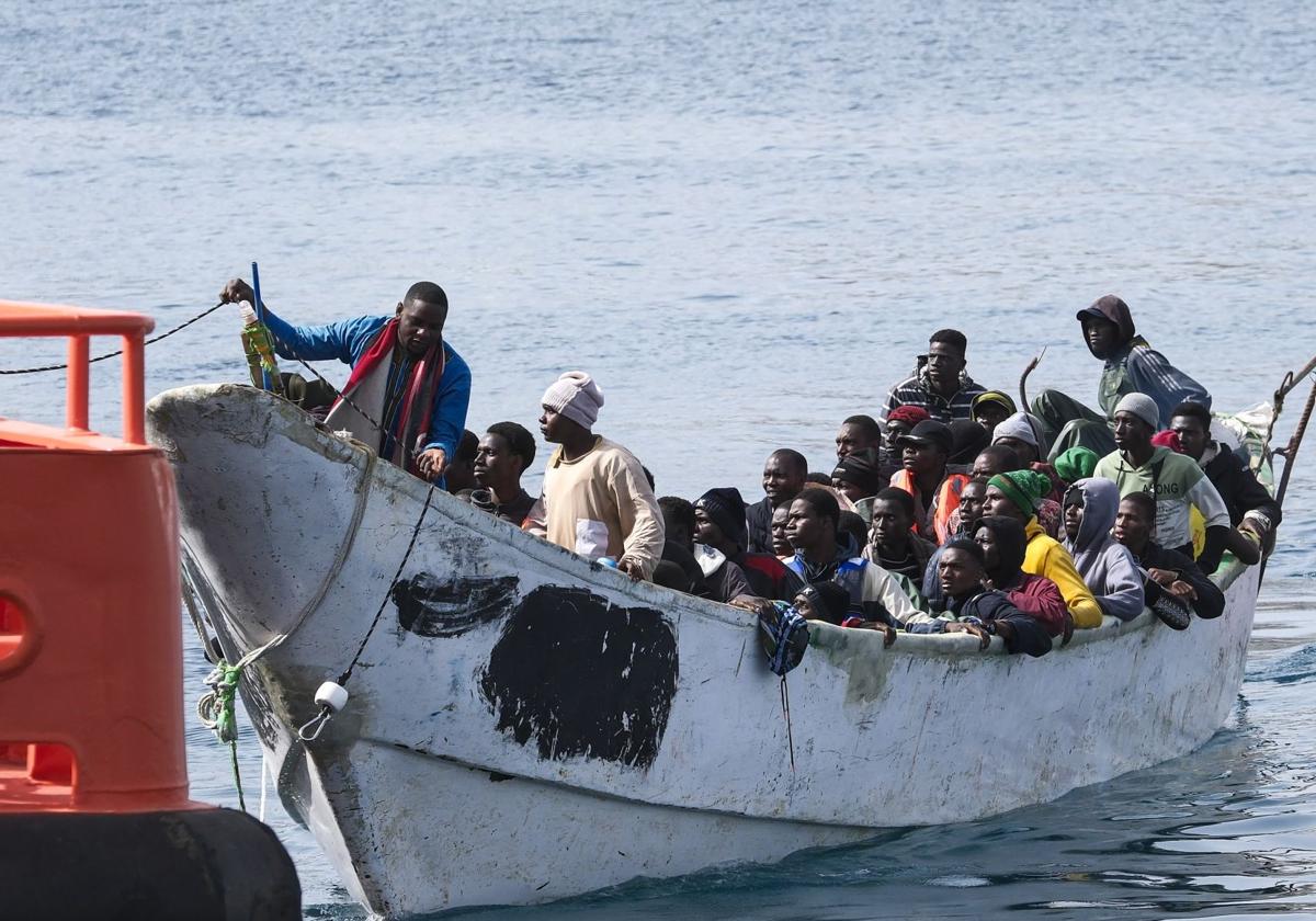 Un cayuco llegando a las costas canarias el pasado fin de semana